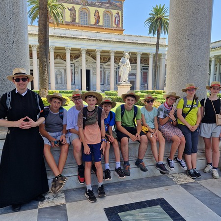 Fr. Elias und die Ybbsitzer Minis